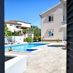 Apartment Pool House Luka
