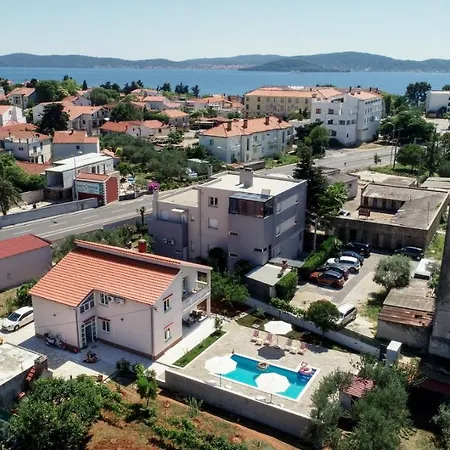 Pool House Luka Apartman *