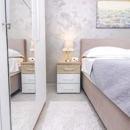 Apartment Pool House Luka