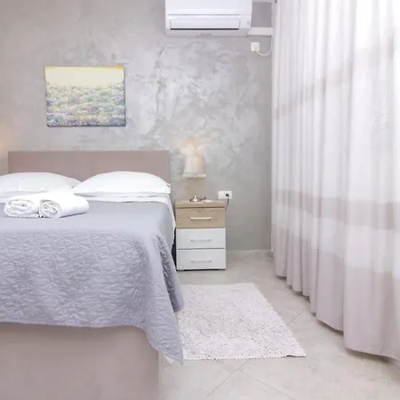 Pool House Luka Apartment *