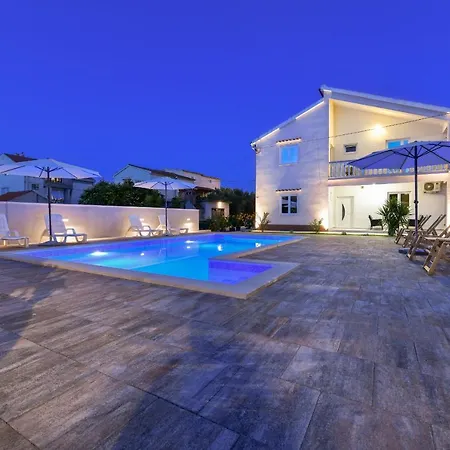 Pool House Luka Appartement *