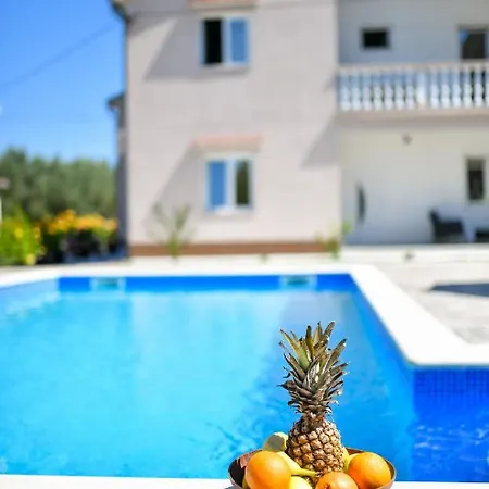 Pool House Luka Appartement *