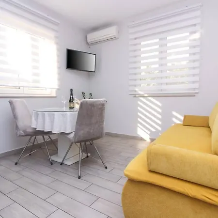 Appartement Pool House Luka Zadar