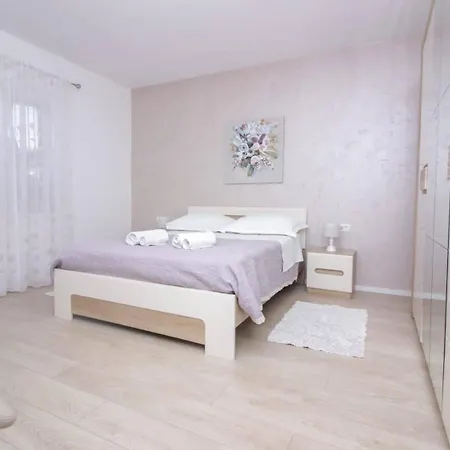 Pool House Luka Апартаменты *