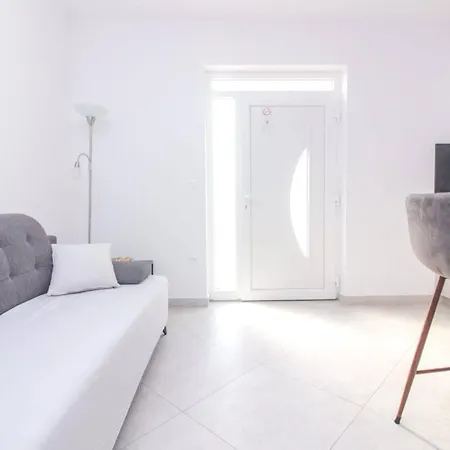Pool House Luka Appartement