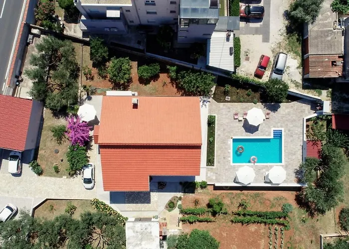 Appartamento Pool House Luka Zara
